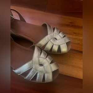 Fitflops Gold Sandals size 8 very comfy!!!